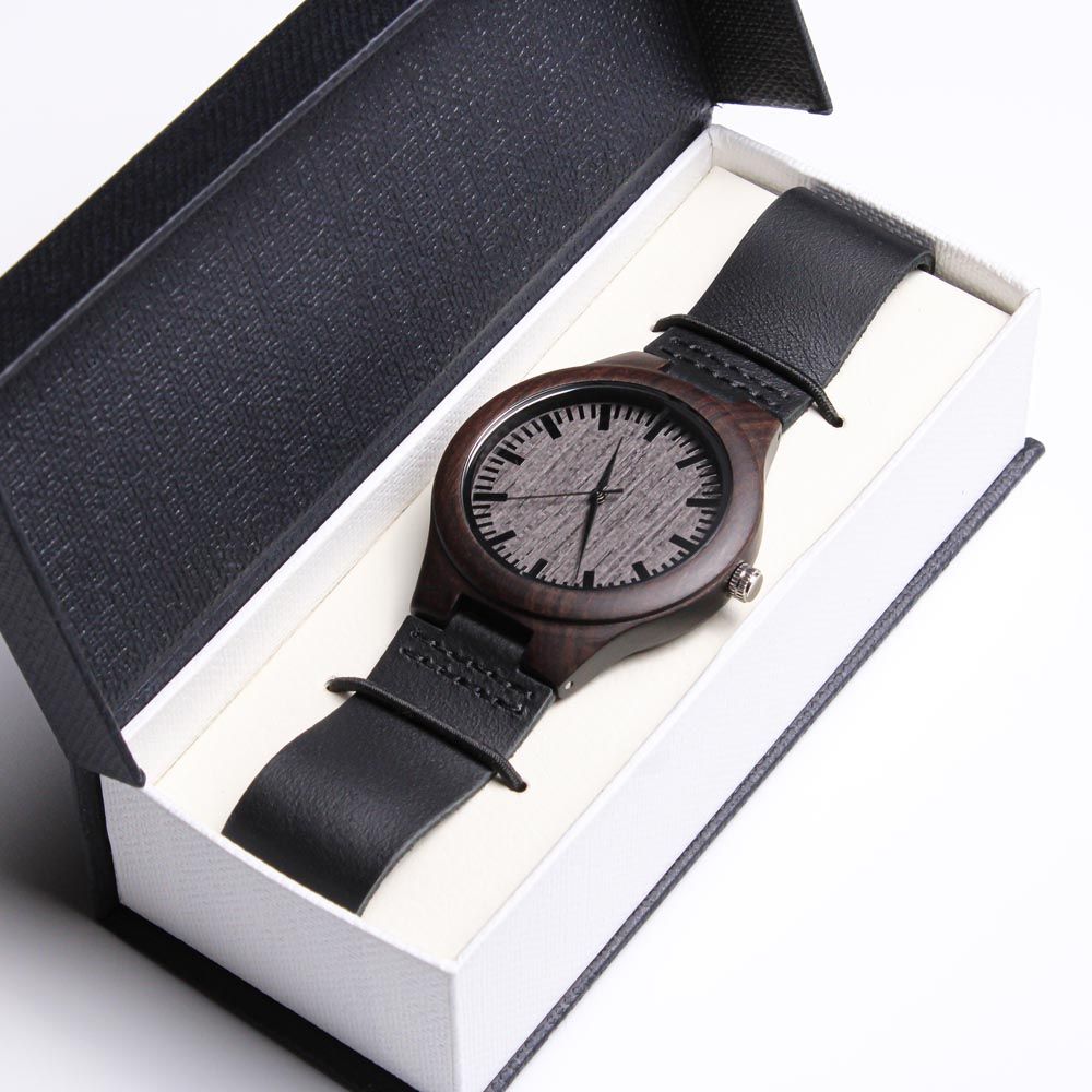 ¡Mi hombre! Reloj de madera grabado